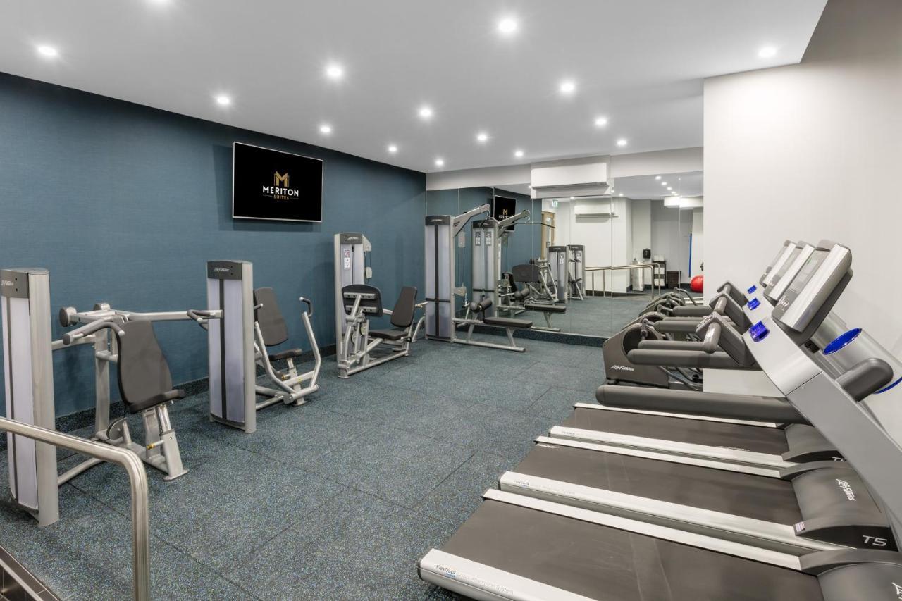 Meriton Suites Sussex Street, Sydney Eksteriør billede The photo shows a modern gym interior. The space features several pieces of exercise equipment, including weight machines and stationary bikes. The walls are painted a calming color, and the flooring is carpeted. There are also mirrors on the walls, 