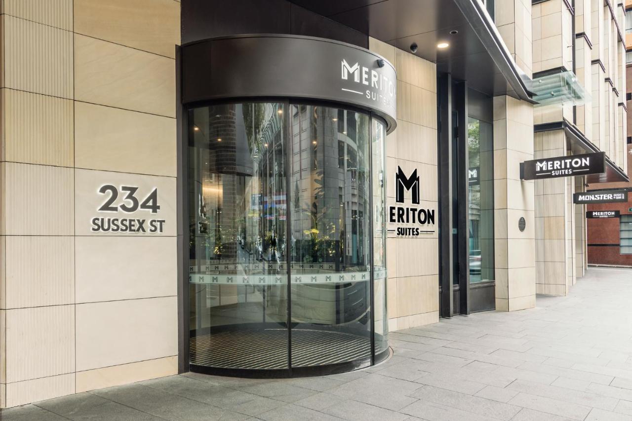 Meriton Suites Sussex Street, Sydney Eksteriør billede The photo shows the entrance of a building located at 234 Sussex Street. It features a modern glass revolving door, alongside a sign indicating "Meriton Suites." The facade is characterized by a combination of stone and glass elements, reflecting a c